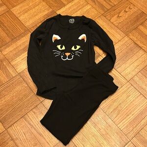 Halloween Black Cat t-shirt and black leggings